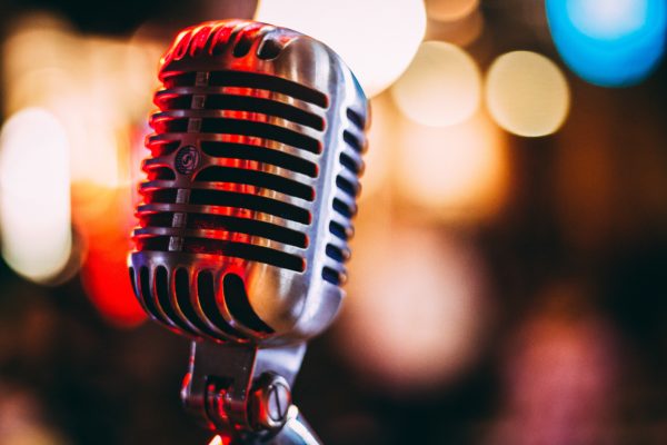 israel-palacio-Y20JJ_ddy9M-unsplash Karaoke Mikrofon im Elvis Stil